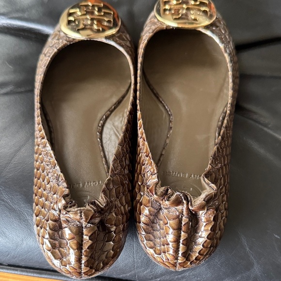 Tory Burch Brown Textured Flats with Gold Emblem - Picture 4 of 9
